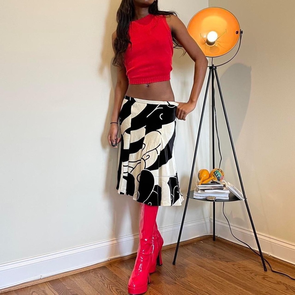 Beautiful black & white velvet skirt by Per Se.